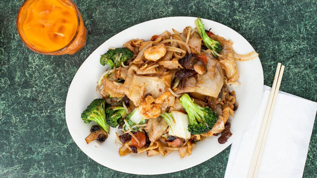 Hu Tieu Xao Thap Cam · Flat rice noodles stir-fried with beef, chicken, shrimp, broccoli, carrots, mushrooms, napa cabbage, onions, and bean sprouts