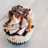 Turtle Cheesecake · Turtle cheesecake topped with caramel buttercream sprinkled with pecans and chocolate chips ...