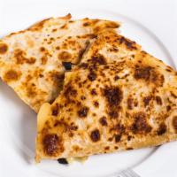 Quesadilla · (Solo queso) Tortilla de harina o de maíz. / (Cheese only) With cheese and flour or corn tor...