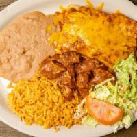 Texas Plate · Plato texas, beef tips & gravy, 2 enchiladas rice, beans, salad & guacamole