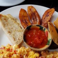 Desayuno · Frijoles, 2 tostaditas, huevos revueltos, platanos y quesadilla.