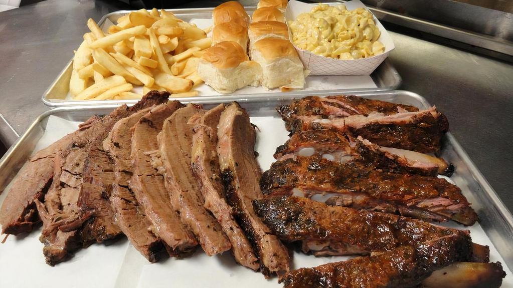 The Full House · Includes 3 Pounds of Meat , 2 Large Sides of your Choice & 6 Rolls or Toast