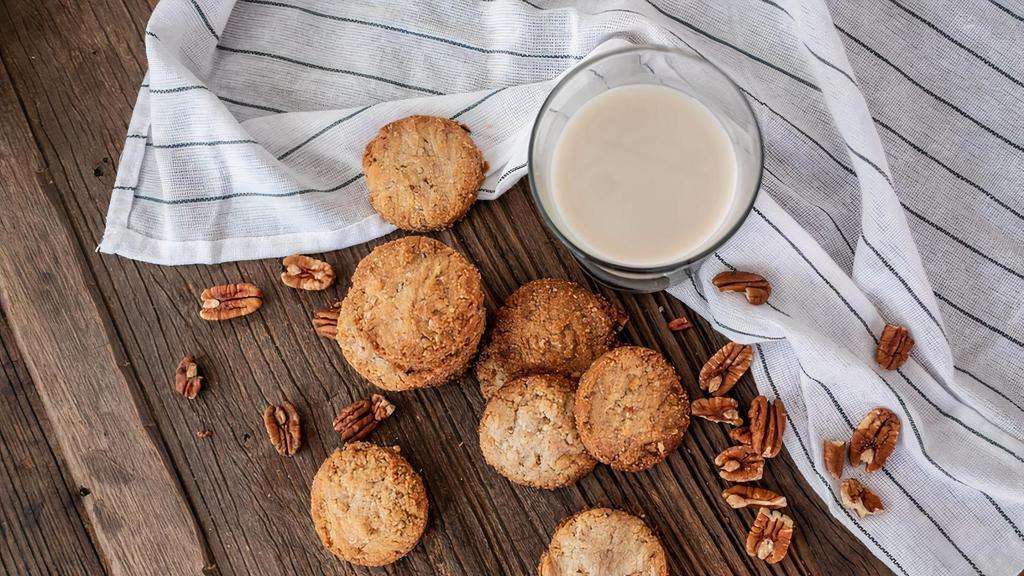 Pecan Cookie · 1 whole cookie with pecans.
Ingredients: butter, erythritol, vainilla and almonds.

(This item is under inventory. If it is not available, we take 24 hours to make it within week days).