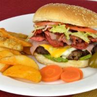 Trompo Burger Con Papas · Carne de res, trompo (pork), salchicha, jamon, queso blanco y amarillo, lechuga, tomate y ag...