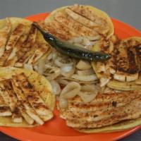 Tacos De Fajita De Pollo · Five taquitos with chicken fajita in corn tortillas.
Cinco taquitos de fajita de pollo en to...