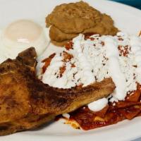 Chilaquiles Con Chuleta / Chilaquiles With Pork Chop · Chilaquiles rojos o verdes, chuleta, huevos, frijoles, crema y queso. / Green or red chilaqu...
