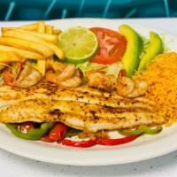 Filete Con Camarones / Fillet With Shrimp · Servido con arroz y ensalada. / Fish filet with shrimp served with salad and rice.