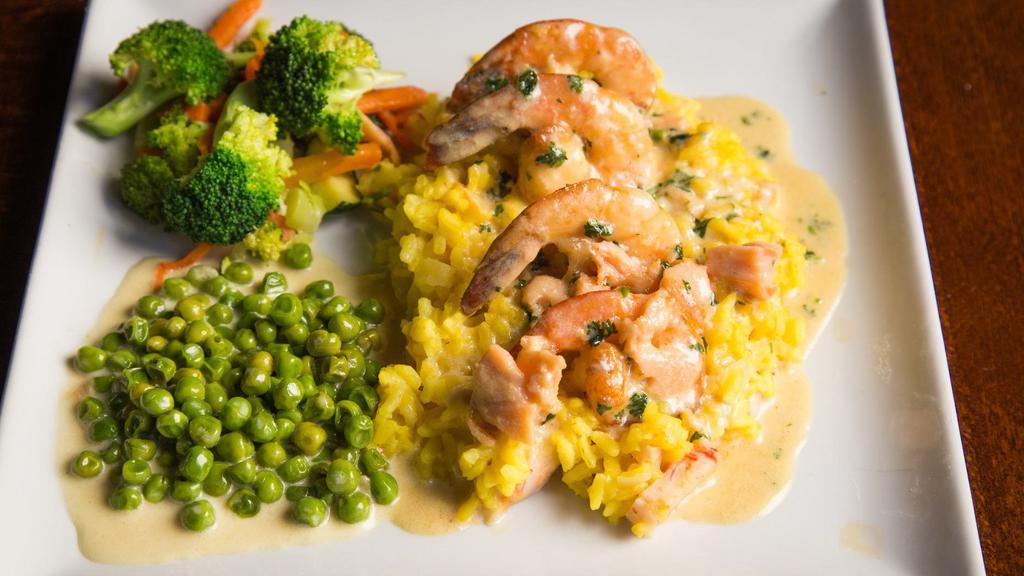 Risotto Arragosta · Saffron rice with lobster, topped with sautéed shrimp and smoked salmon, served the American way with vegetables on the side.