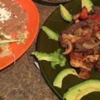 Parrillada Mix / Mix Grill · Fajita, pollo y camarón con ensalada, arroz, frijoles y guacamole. / Fajita, chicken and shr...