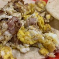 Huevos Rancheros / Ranch Style Eggs · Huevos, tortilla de maíz  y salsa. / Eggs, corn tortilla and sauce.