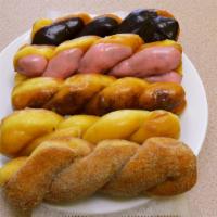 Twists (1 Ea) · 1 Count.
choco icing, strawberry icing, cinemon glazed icing, cinemon sugar, glazed Twists.