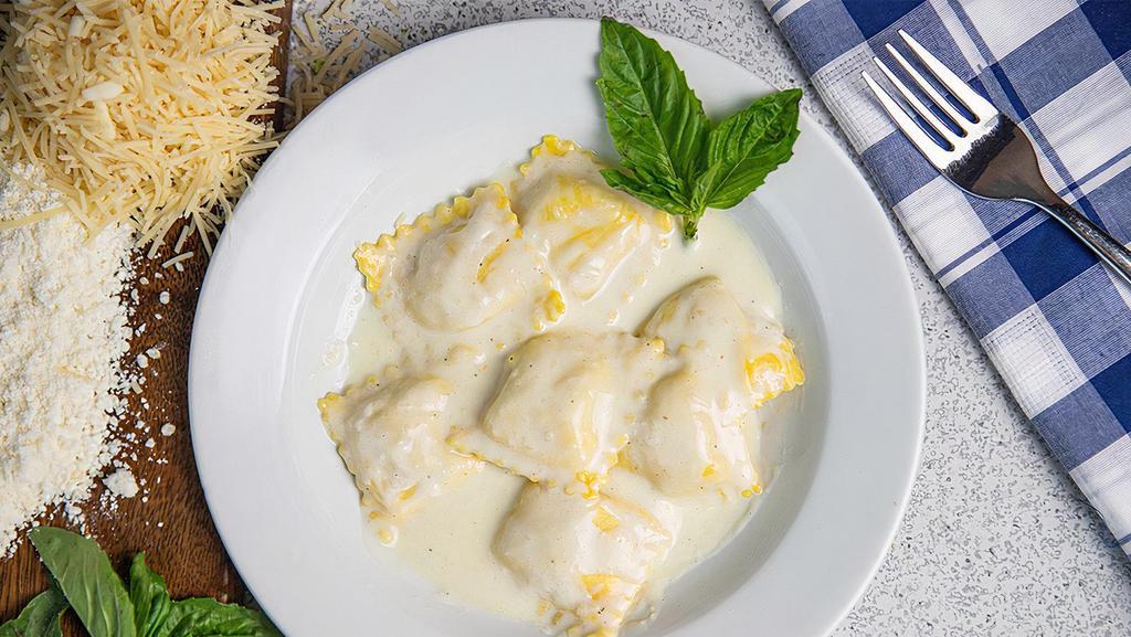 Alfredo Cheese Raviolis · 7 pieces of cheese raviolis with our house made Alfredo sauce