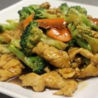 Chicken With Broccoli/芥兰鸡 · Sliced white meat chicken sautéed with broccoli, mushroom.carrot in brown sauce.