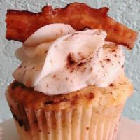 French Toast Maple Bacon (Cupcake Of The Month) · Vanilla cinnamon maple cake, bacon maple buttercream with bacon topping