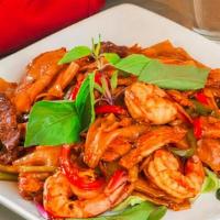 Pad Kee Mow · Stir fried flat noodle with your choice of meat, bell pepper, yellow onion, basil, tomatoes ...