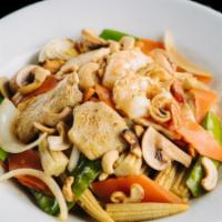 Roasted Cashew Nuts · Snow peas, mushrooms, baby corns, carrots and onion stir-fried in brown sauce
