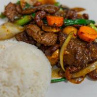 R16 Pad Cashew · Stir fried cashew with your choice of meat, cabbage, yellow onions, green onions, carrots, m...