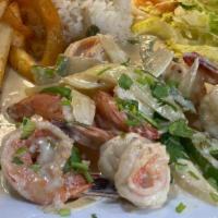 Camarones Al Mojo · Shrimp with garlic sauce.
