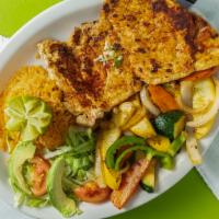 Plato Rico · Grill chicken breast with rice, beans and salad.