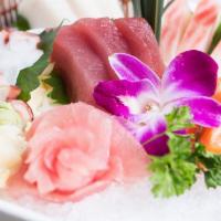 Fuji Sashimi · 18 pieces of sashimi.