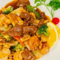 Chinatown Stir Fry · mixed vegetable stir fry with chicken,beef,shrimp in brown sauce