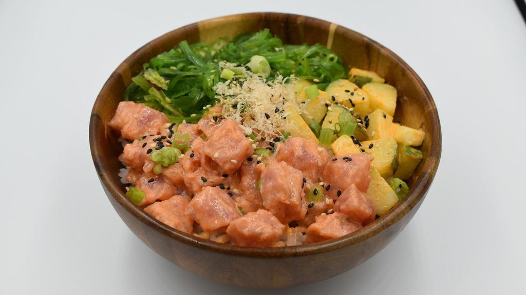 Spicy Tuna · Marinated with scallions and sriracha aioli.
Toppings: Bonito Flakes, cucumber,green onion , seaweed salad, sesame seeds, sweet onion