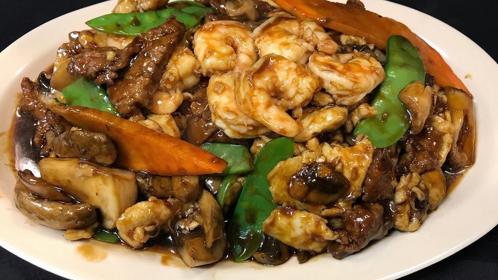 Triple Crown Dinner · Our customers all times favorite! Large shrimp,  chicken breast, flank steak, snow peas, carrots, mushroom sautéed in House made spicy garlic sauce