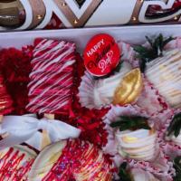 Love Box  · 6 STRAWBERRY
2 PINEAPPLES
2 CAKE POPSICLES