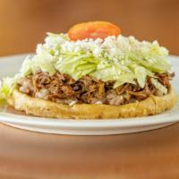 Sopes · Carne, frijoles, lechuga, tomate y queso. / Meat, beans, lettuce, tomato, and cheese.