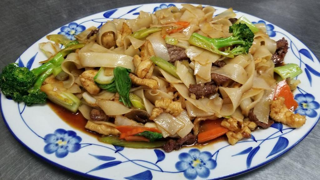 Combination Stir-Fry Flat Rice Or Egg Noodle · Chicken, beef , shrimp and  fresh vegetables stir fry with a tasty brown souce your choice of crispy or soft  noodles.