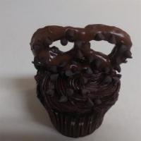 Chocolate Chip · Chocolate cupcake topped with chocolate pretzel chocolate and chocolate chips. 9 pretzels 1 ...