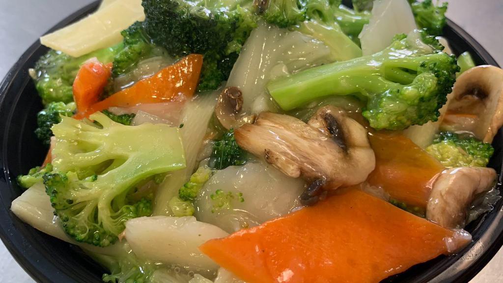 Vegetable Delight 素菜什锦 · Broccoli, napa cabbage, snow pea, mushroom, bamboo shoots, water chestnut,  carrot, white sauce.
