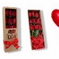 Feliz Dia - Kraft Box · ***the color of the balloon can change according to availability*** 

This box of roses will...