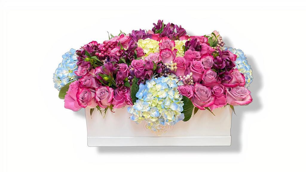 Designer Choise - Rectangular White · COLOR BOXES AVAILABLE: Pink, white and black
Let us know a color flowers and we will be inspired!

36 roses + mix season flowers 

16 
