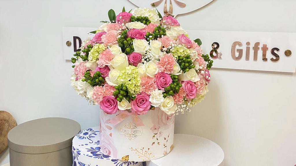 Lovely Coko Berry · Designer choise: 60 roses + mix season flowers / 180 degrees

The flowers in hat boxes are the latest trend in flower arrangements, say goodbye to the old flower arrangements and express yourself with this beautiful and modern arrangement of 25 Ecuadorian roses and a mix of seasonal flowers. The box is made of rigid cardboard and is personalized with the logo of our brand (we have at your disposal a high range of colors).

What are you going to give away?

1. A modern flower arrangement that will keep the flowers always hydrated, no water to spill, glass to break, no water or rotten stems.

2. A unique and magical moment for that special person and thus, you will become an unforgettable memory.

 

This flower arrangement is ideal for any person and occasion, we all love to receive flowers on: birthdays, love, apologize, gifts for her or hers, Valentine's Day.

Give the most beautiful flowers in Dallas, Texas with Coko Berry.

Do you want a different color of box and roses? Contact us and we will let you know the colors available in pinks and cylinders!

Tip Coko Berry:

Accessorize with chocolates, stuffed animals and balloons.
Coko Berry Promise:

We promise that we will choose the freshest, most beautiful and highest quality flowers.
We promise that you will give and awaken love and happiness to that person so special to you.
The colors and type of roses may vary depending on the season and availability. Please make a note of your preferred color for fresh roses. Includes greeting card.
By making a purchase, you understand and authorize that it may be necessary to make a replacement within a specific color palette. The necessary substitutions will be at the discretion of the designer, making sure to deliver the product with the corresponding sanitary measures.

DISCLAIMER FOR FRESH FLOWER ARRANGEMENTS:

Fresh flowers are freshly cut flowers and are perishable. For long-lasting flowers, we recommend our 