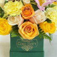 Pettit Box · 22 ECUADORIAN ROSES + FINE MIX
COLORS VARY ACCORDING TO AVAILABILITY