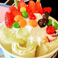 Key-Lime Pie · Base: vanilla ice cream with fresh lemon. Topping: strawberry, fresh lemon, skittles, whippe...