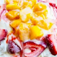 Summer Cream Snow Ice · Milk flavor shaved snow, condensed milk, strawberry, mango. 【Family size-Double Cup】