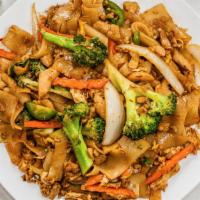 Pad Kee Mao · Minced chicken sautéed with fresh basil leaves and bell peppers in brown sauce.