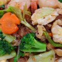 Pad Woon Sen · Choice of chicken, Tofu,  Beef or shrimp. Stir fry bean thread noodles with broccoli, carrot...