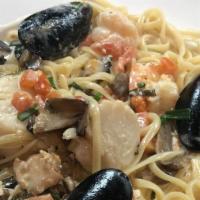 Di Mare · Sauteed shrimp, scallops and mussels tossed with mushrooms, chives and tomatoes in a white w...