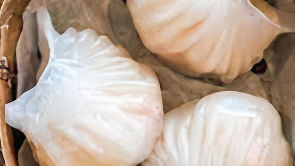 Har Gow (4) (Gf) 水晶虾饺 · Shrimp dumpling in a translucent wrapper.