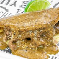 Tlaquepaque · Tacos barbacoa cubiertos de salsa extra picante. / Barbacoa tacos covered in extra spicy hot...