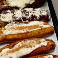 Canoa · Fried plantain with vanilla cream , beans and cheese or beef and cheese .