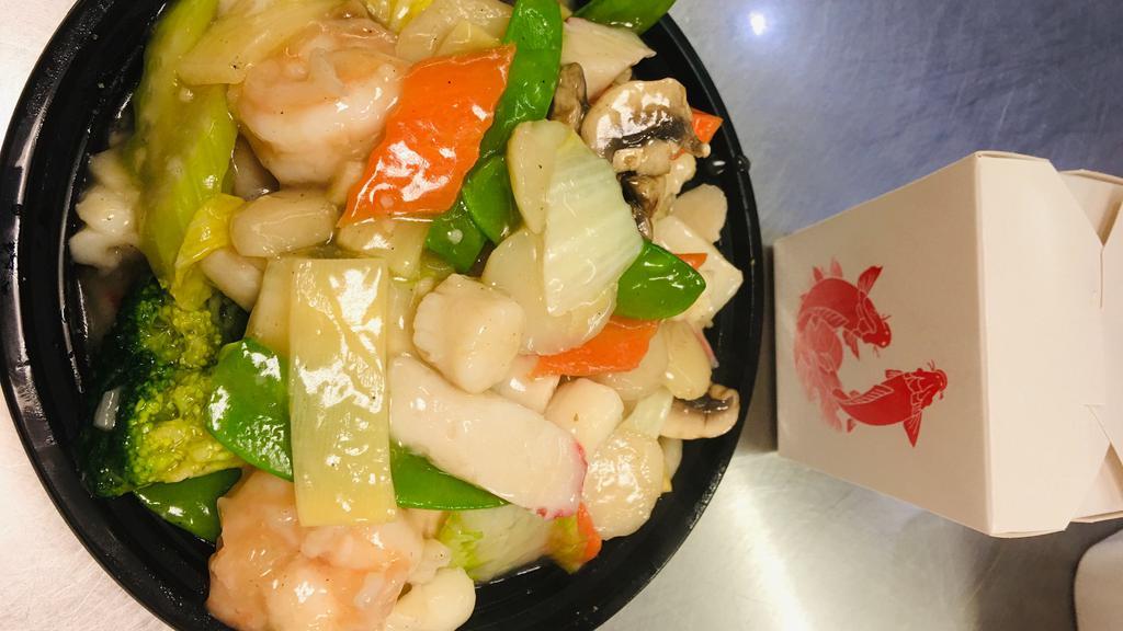 Seafood Delight · Shrimp, scallops, crabmeat squid with fresh vegetable in our special white sauce.