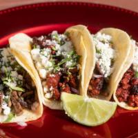 Tacos · Tortilla de maíz,carne, cebolla,cilantro y limon