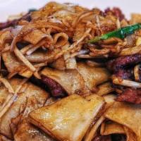 Beef Stir Fry Flat Rice Noodles · Beef, flat rice noodle, green onion, bean sprout, onion.