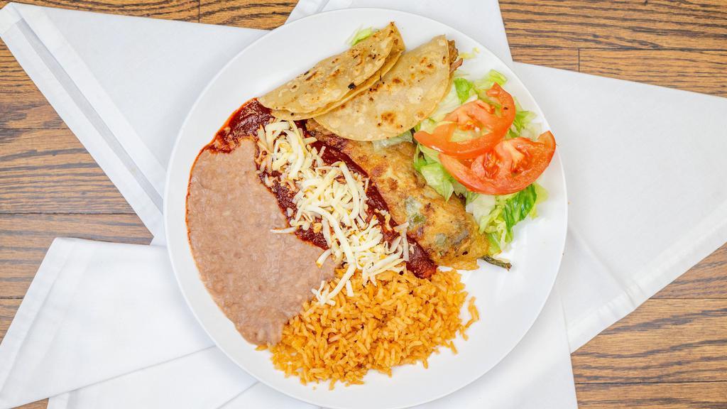 Plato Mexicano / Mexican Plate · Dos tacos, 1 enchilada, 1 chile relleno, y ensalada. Incluye arroz y frijoles. / Two tacos, one enchilada, one Chile Relleno and salad. Includes rice and beans.