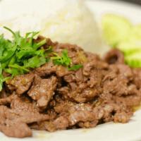 Pad Ga-Tiam Prik Thai · Stir-fried marinated choice of meat in chopped garlic, black pepper, cilantro & special brow...