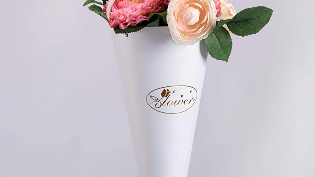 I Love You #3 · Perfect for every occasion. 6 stems of roses with fillers, on Floral Hug bucket. Note: Photo showing the floral hug bucket, Flowers for display or ads only.
Mixed color of Roses